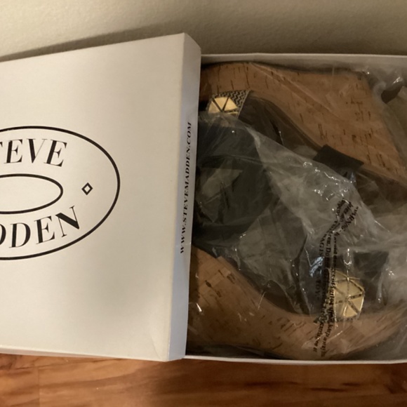 New in Box Steve Madden Black & Gold Wedges - Picture 2 of 7